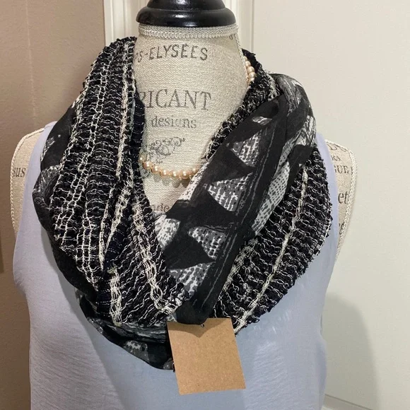 Black & Light Grey, 19” x 33” Aztec Design Scarf, NWT - Picture 1 of 8